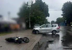 Неподалік центру Сум сталася ДТП за участю Renault і мотоцикла: постраждав неповнолітній водій