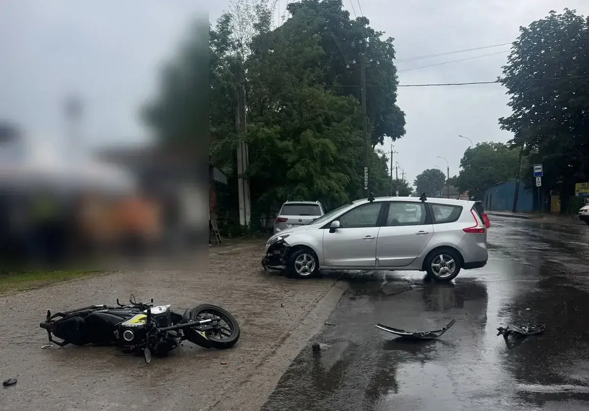 Неподалік центру Сум сталася ДТП за участю Renault і мотоцикла: постраждав неповнолітній водій
