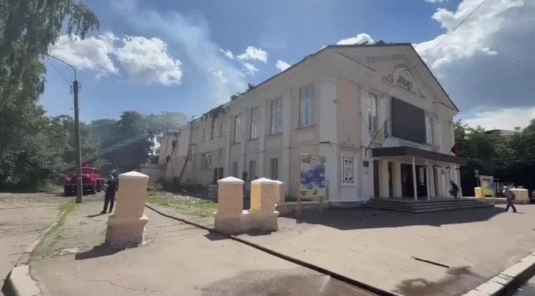 Ворог вдарив по дітях, які гралися в центрі Конотопа: що відомо на цей момент