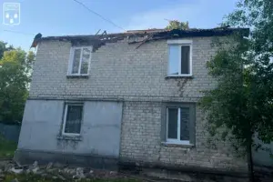 Ворог знову атакував житлову будівлю в Сумах: що відомо станом на цей момент