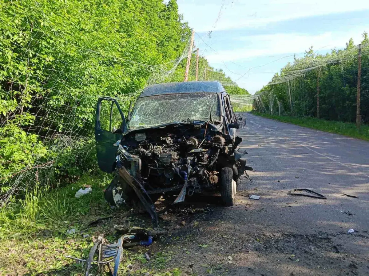 Ворог продовжує атакувати цивільних на Сумщині: дрон влучив у соціальний автобус