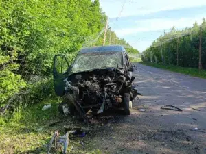 Ворог продовжує атакувати цивільних на Сумщині: дрон влучив у соціальний автобус