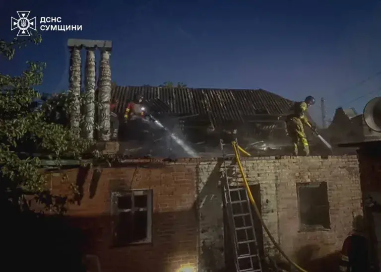 Пожежа після удару дрона: у Сумах багатодітна родина втратила будинок