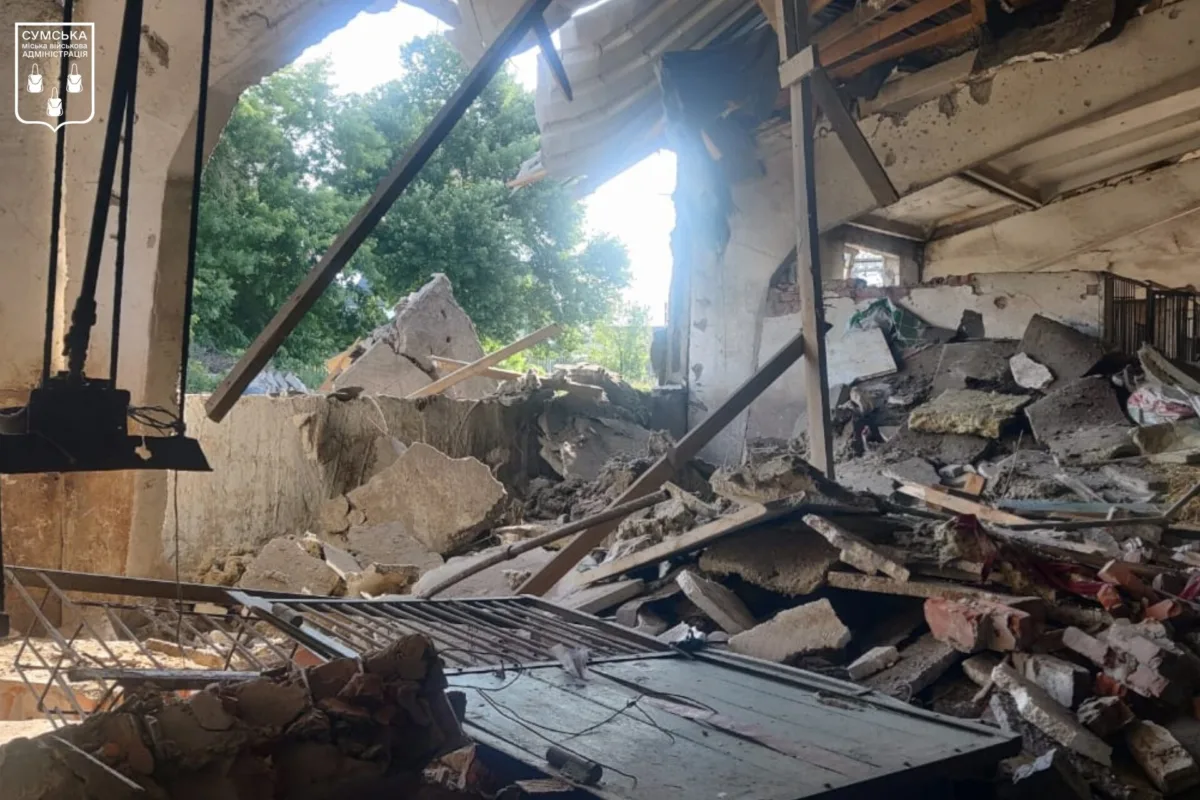 Ворог бив по Сумах: постраждала жінка, загинуло троє коней, завдано багато руйнувань інфраструктури