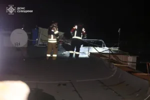 В Сумах дрон вдарив по дев'ятиповерхівці: мешканців евакуювали, пожежу загасили