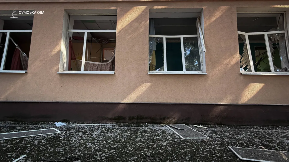 Ворог вдарив КАБами по школі в Сумаї: поранено двох людей