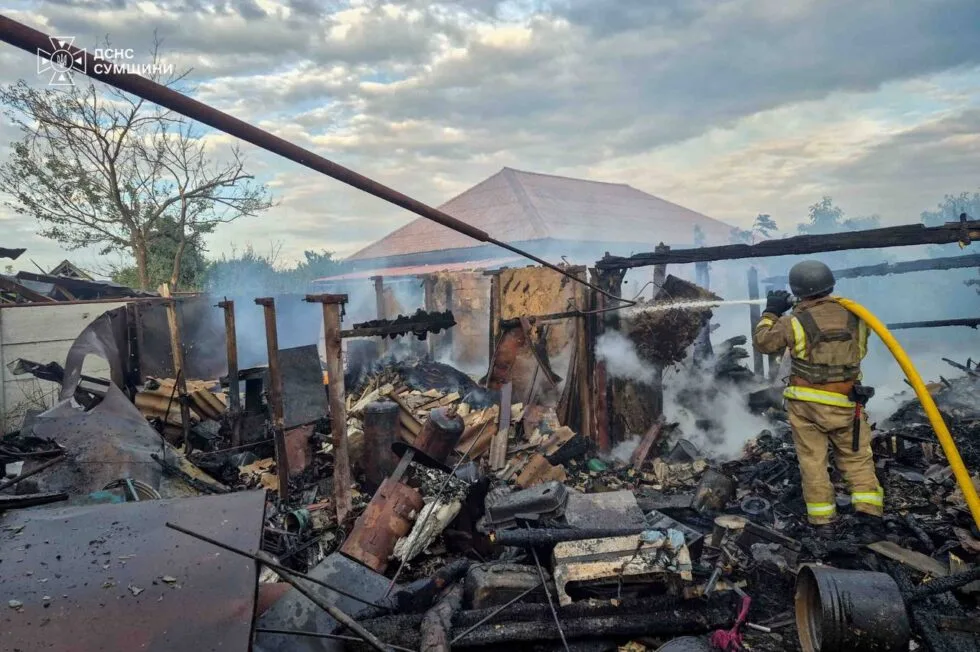 Рятувальники ліквідовували пожежі в Сумській громаді під загрозою атак