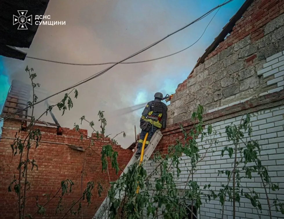 Безпілотники ворога атакували Суми: є поранений