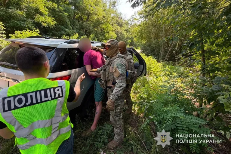 На Сумщині правоохоронці вилучили у чоловіка величезний арсенал зброї