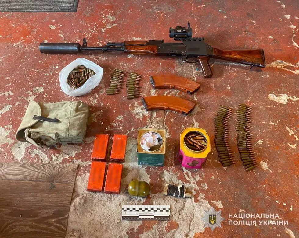На Охтирщині затримали чоловіка, який зберігав незаконний арсенал вдома