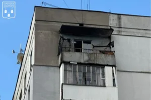 В Сумах дрон атакував житловий будинок: поранено чотирьох людей