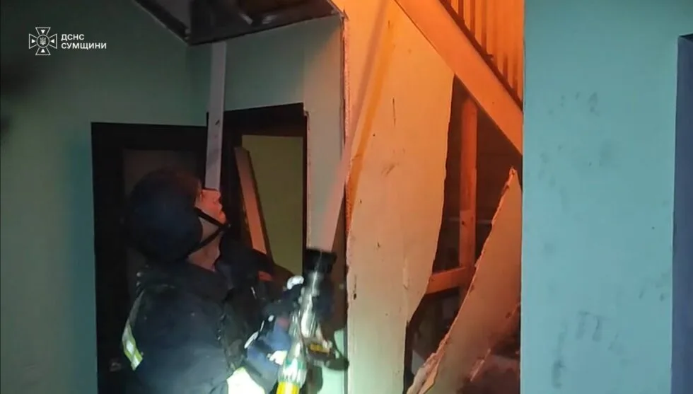 В Сумах безпілотник спричинив пожежу, яку гасили рятувальники