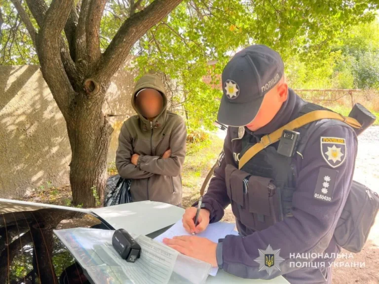 В Конотопі затримали чоловіка, який ніс пакет з наркотиками