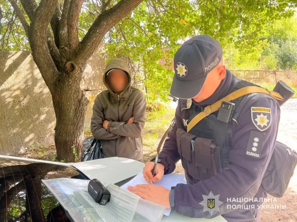 В Конотопі затримали чоловіка, який ніс пакет з наркотиками