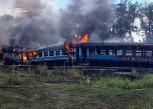 Російські дрони вдарили по потягу на Сумщині: рятувальники гасили пожежу
