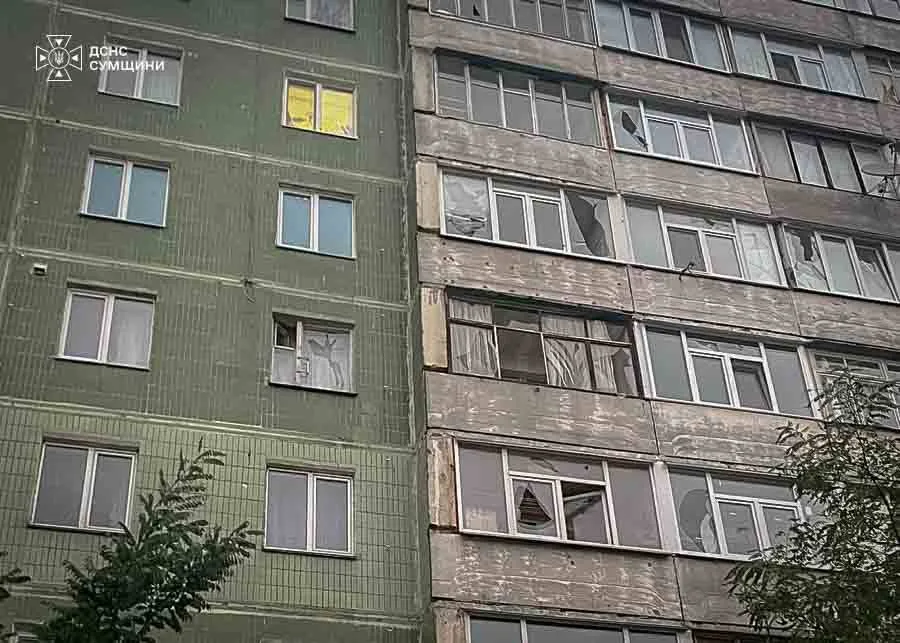 В Сумах блискавки влучили у багатоповерхівки: постраждала жінка