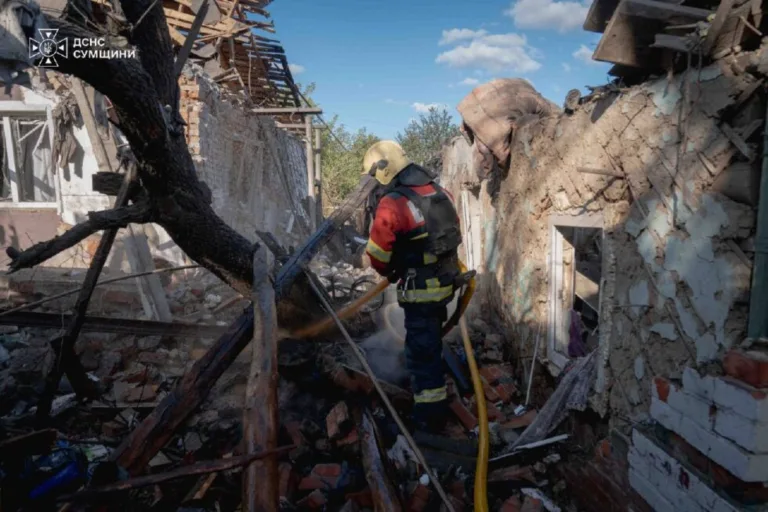Росіяни обстріляли Сумщину: рятувальники гасили пожежу після удару
