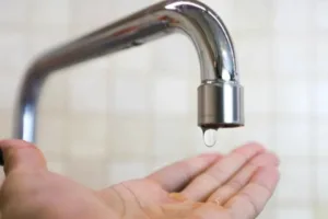 В Сумах прорвало водопровідну трубу