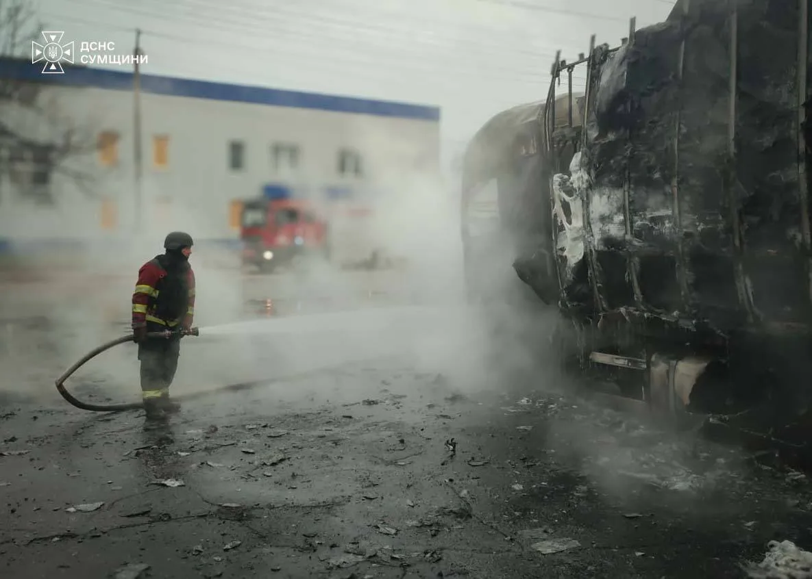 Ворожі удари спричинили пожежі в Сумській громаді: рятувальники гасили вогонь