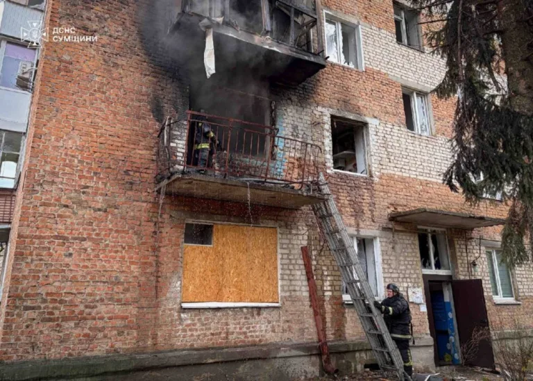 Російський дрон зруйнував п'ятиповерхівку в Глухові