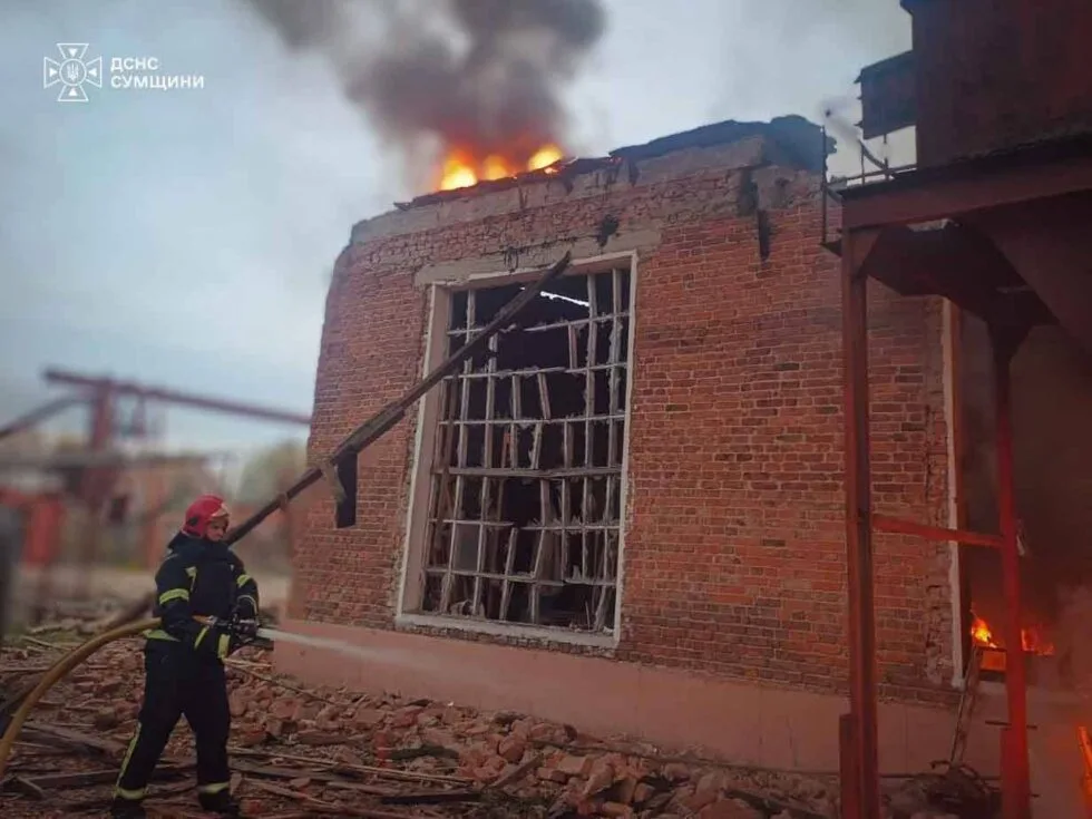 Ворожі удари спричинили пожежі в Сумській громаді: рятувальники гасили вогонь
