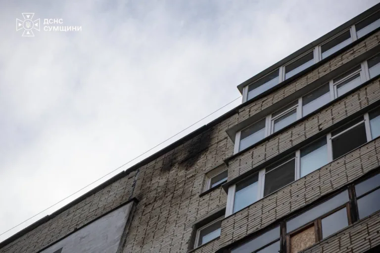 Росіяни вдарили по багатоповерхівці в Сумах