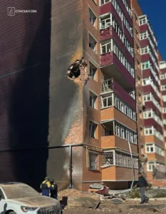 В Сумах російський БпЛА влучив у багатоповерхівку: постраждав 16-річний хлопець
