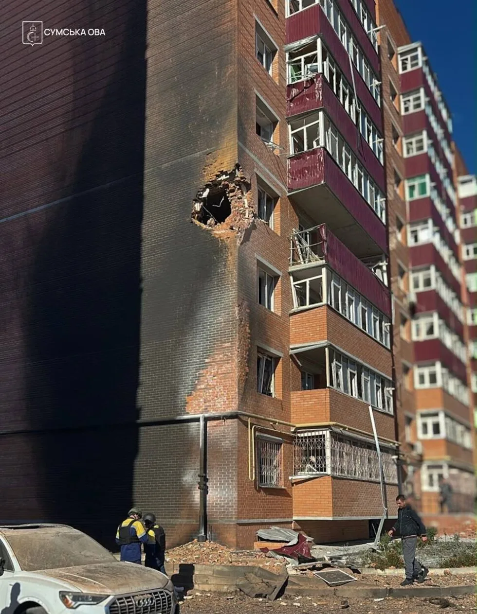 В Сумах російський БпЛА влучив у багатоповерхівку: постраждав 16-річний хлопець