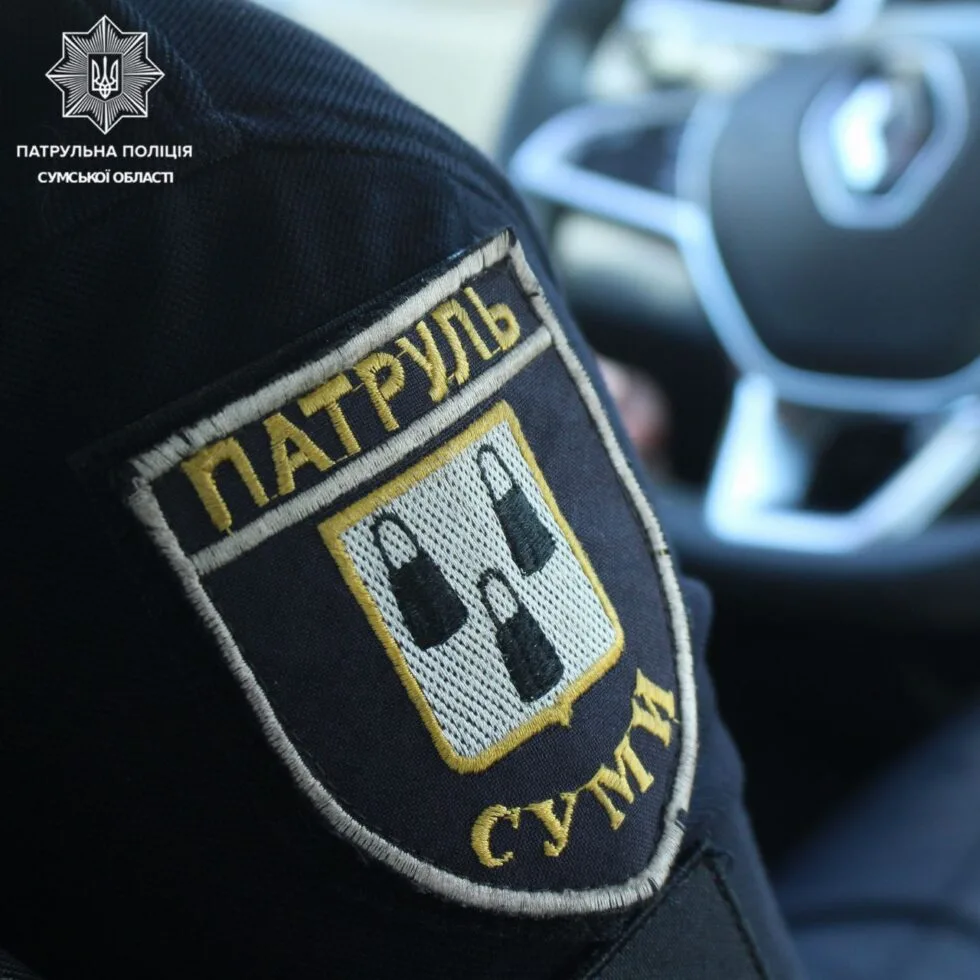 Російський дрон влучив у Сумах: патрульні показали перші кадри