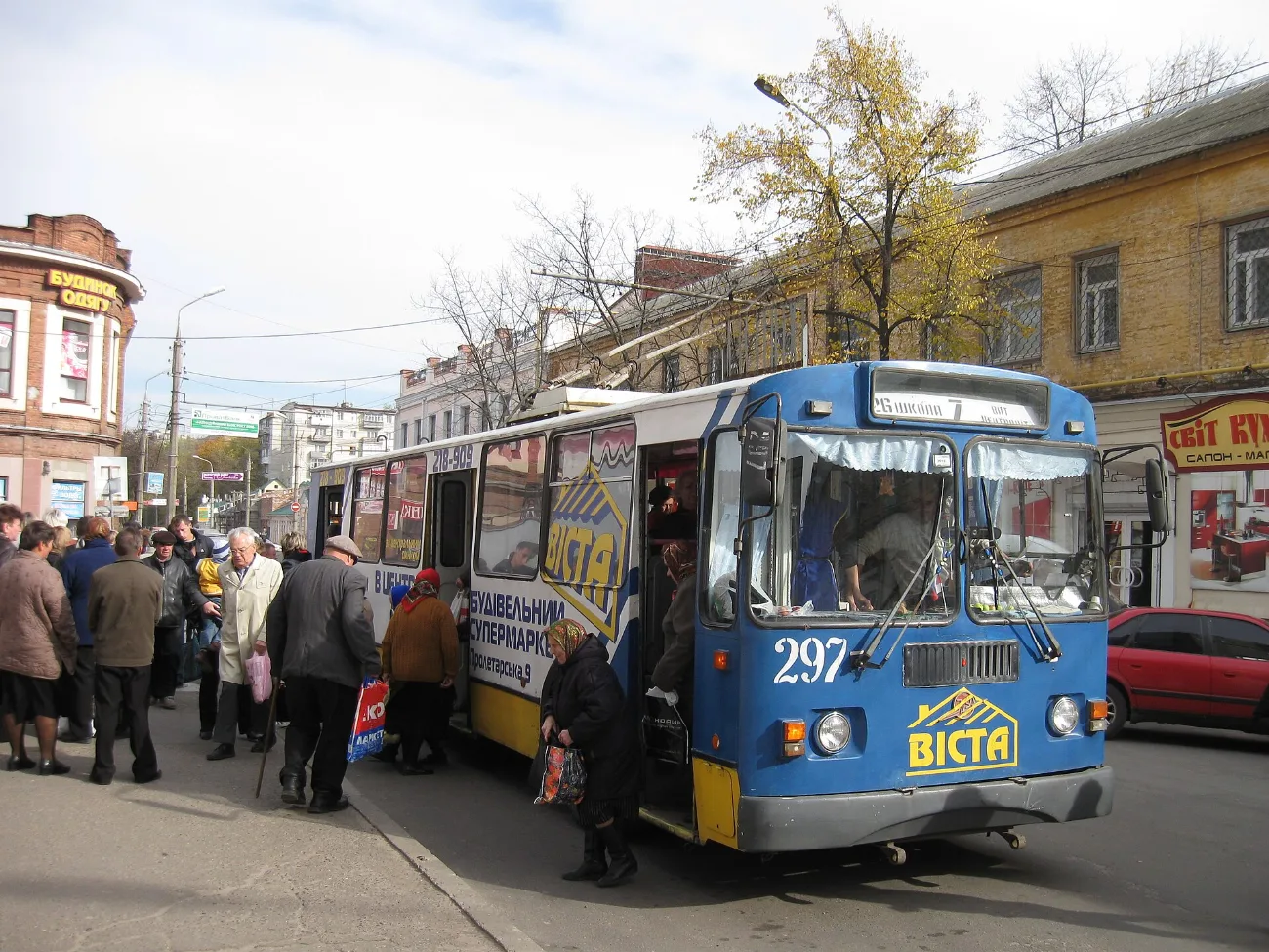 Тролейбус №7 на зупинці на вулиці Кооперативній у Сумах